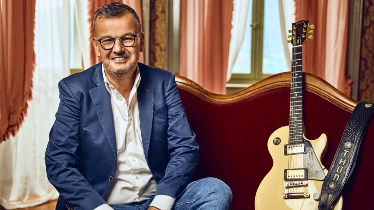 Philipp Fankhauser sitzend mit Gitarre